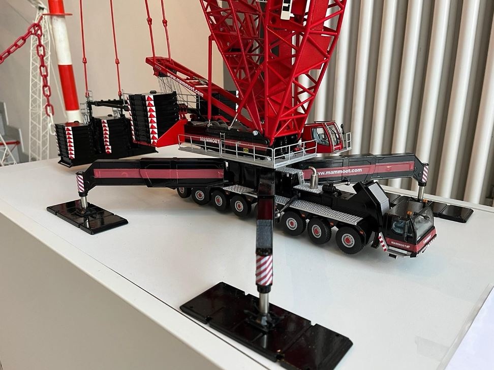 Mammoet Crane Truck LG 1750 SX3 410312 Conrad Modelle scale 1/50 