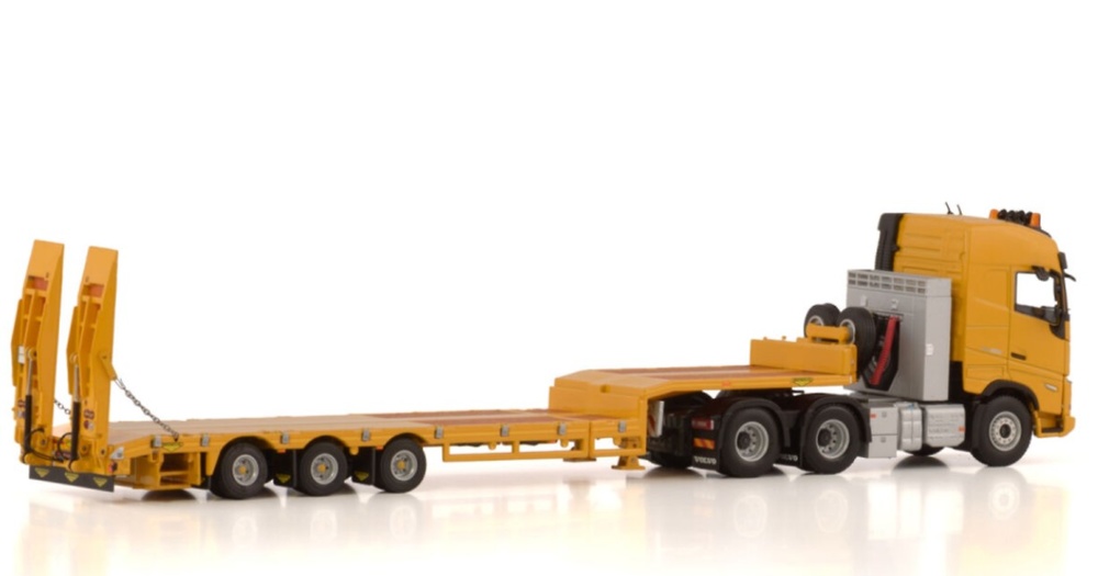 Volvo FH5 Globetrotter + Semi Low Loader With Ramps Wsi Models 04-2207 scale 1/50 